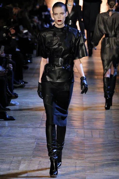 Look 16